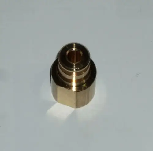 Adapter aus Messing mit schmalem Durchgang und hexagonalem Körper, geeignet für den Einsatz in Daikin-Wasserdrucksensoren.